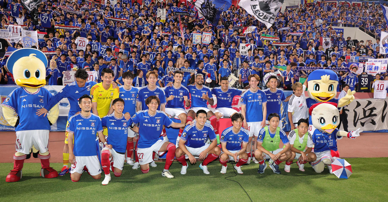 横浜対広島　サポーターと勝利を喜ぶ横浜の選手たち（撮影・野上伸悟）