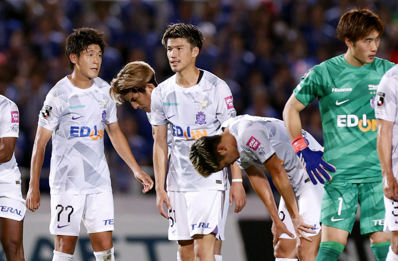 横浜Mに敗れ、肩を落とす広島イレブン。左端は大橋（共同）