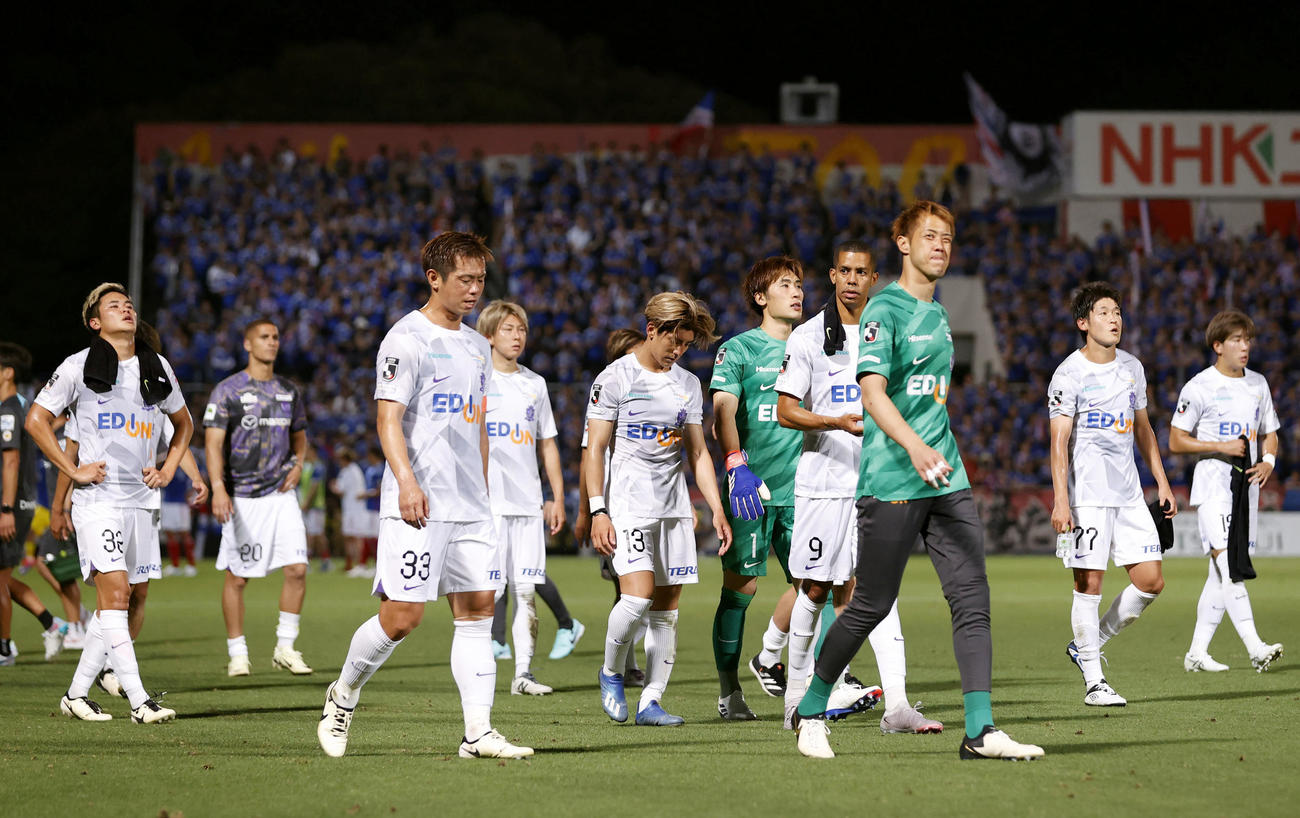 横浜に敗れ、肩を落とす広島イレブン（共同）