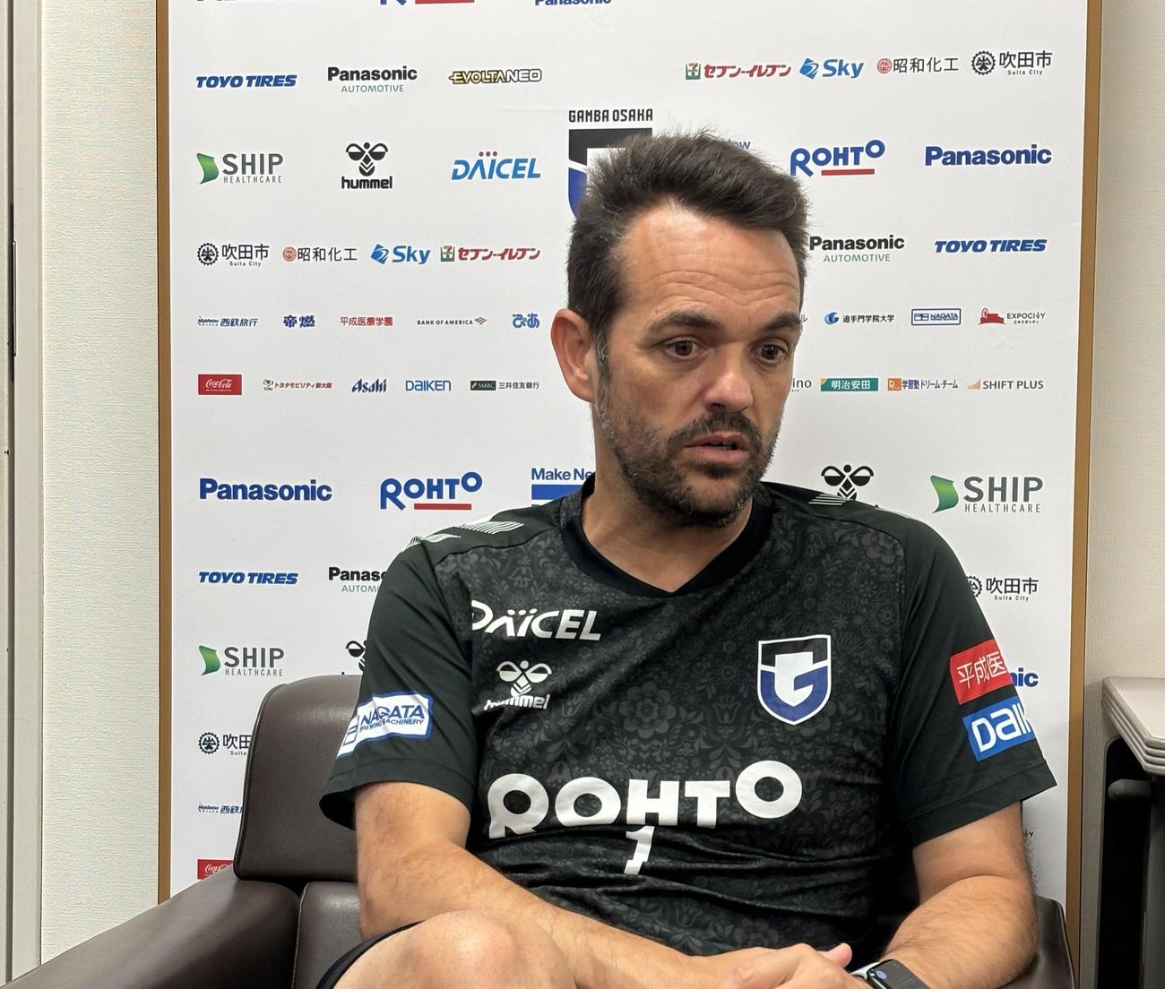 神戸戦に向けて取材対応するG大阪のダニエル・ポヤトス監督（撮影・永田淳）