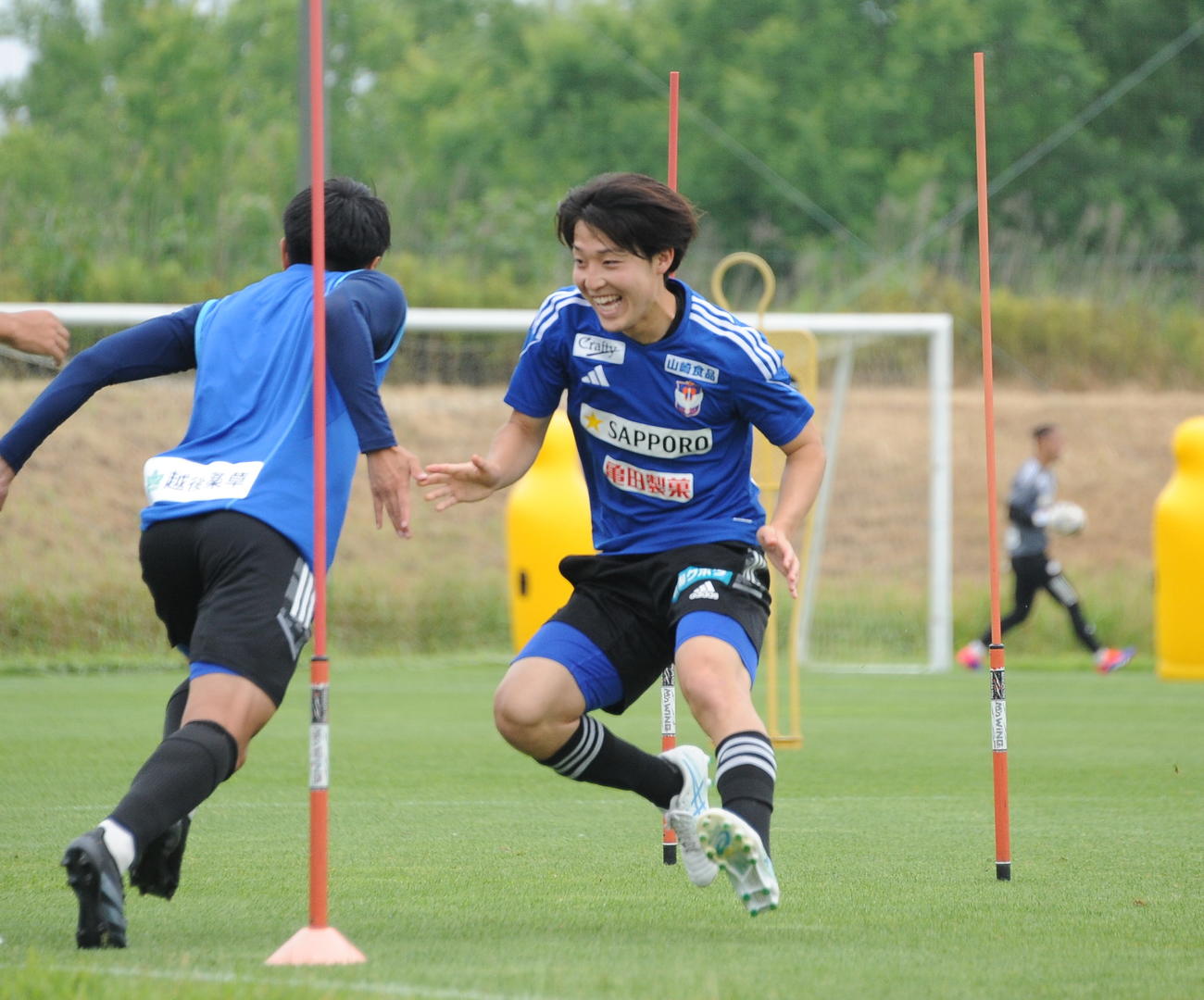 笑顔で川崎F戦前日練習に参加する奥村