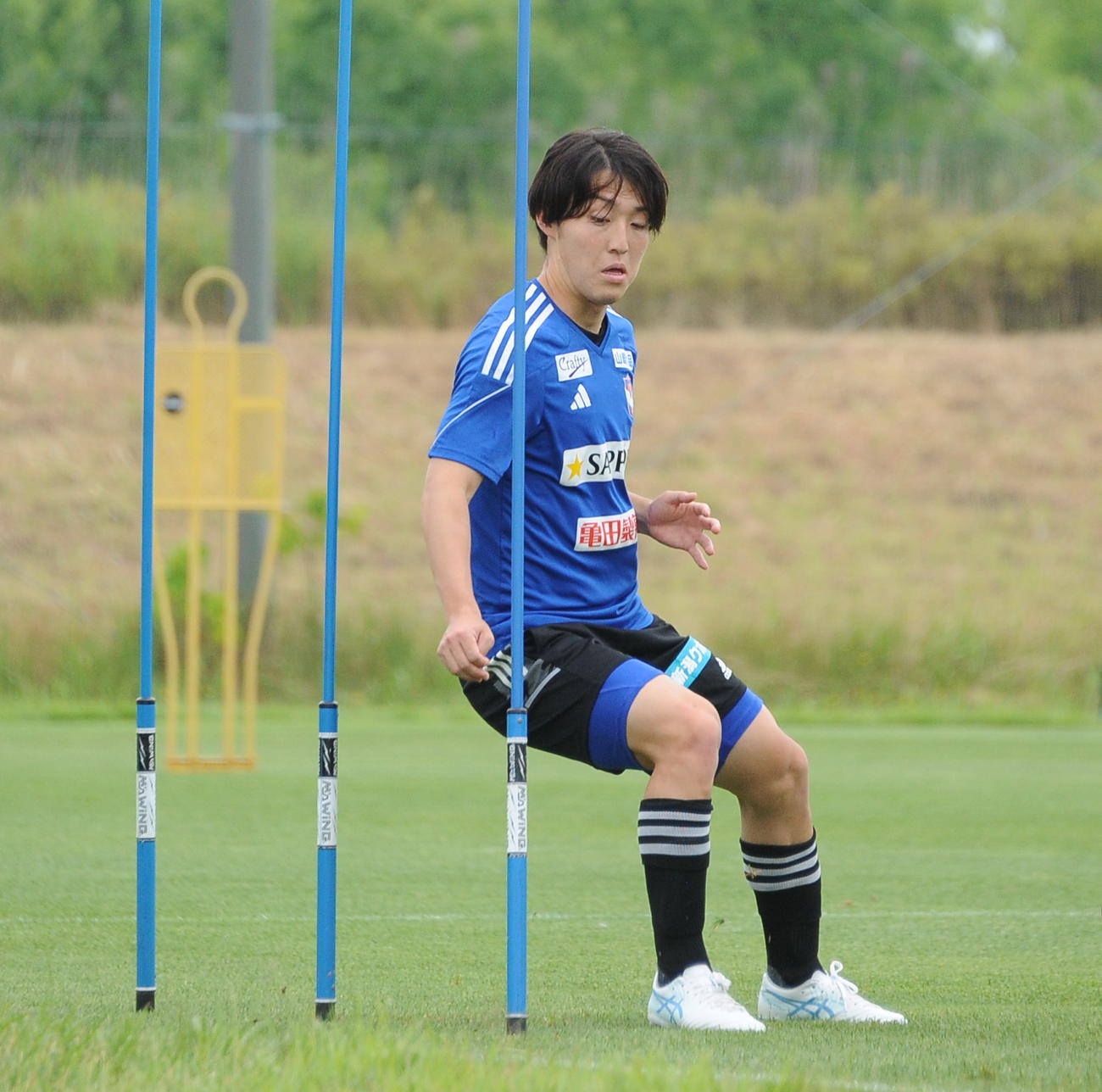 川崎F戦前日練習でウオーミングアップする奥村