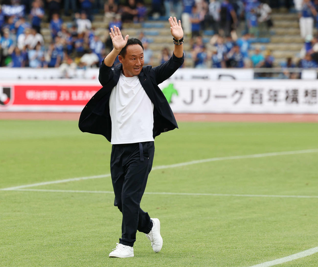 町田対福岡　福岡と引き分けた町田黒田監督はサポーターに手を振る（撮影・宮地輝）