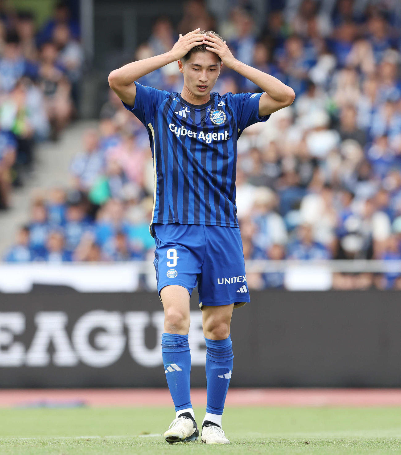 町田対福岡　後半、頭を抱える町田藤尾（撮影・宮地輝）