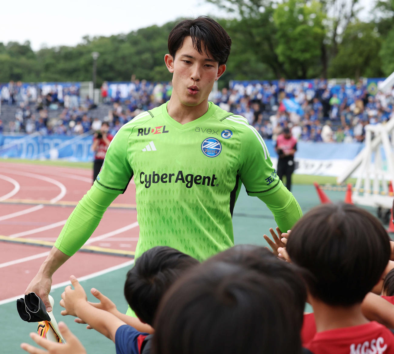 町田対福岡　福岡と引き分けた町田GK谷は子どもたちとタッチを交わす（撮影・宮地輝）