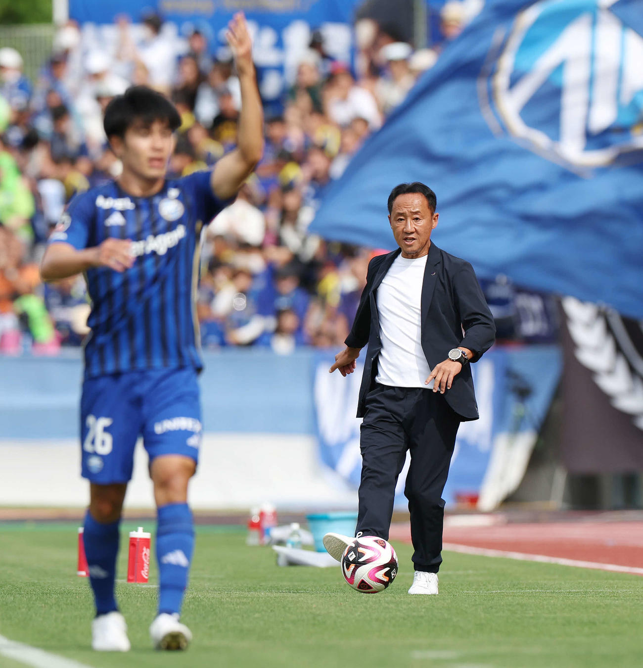 町田対福岡　前半、パスを出す町田黒田監督（撮影・宮地輝）
