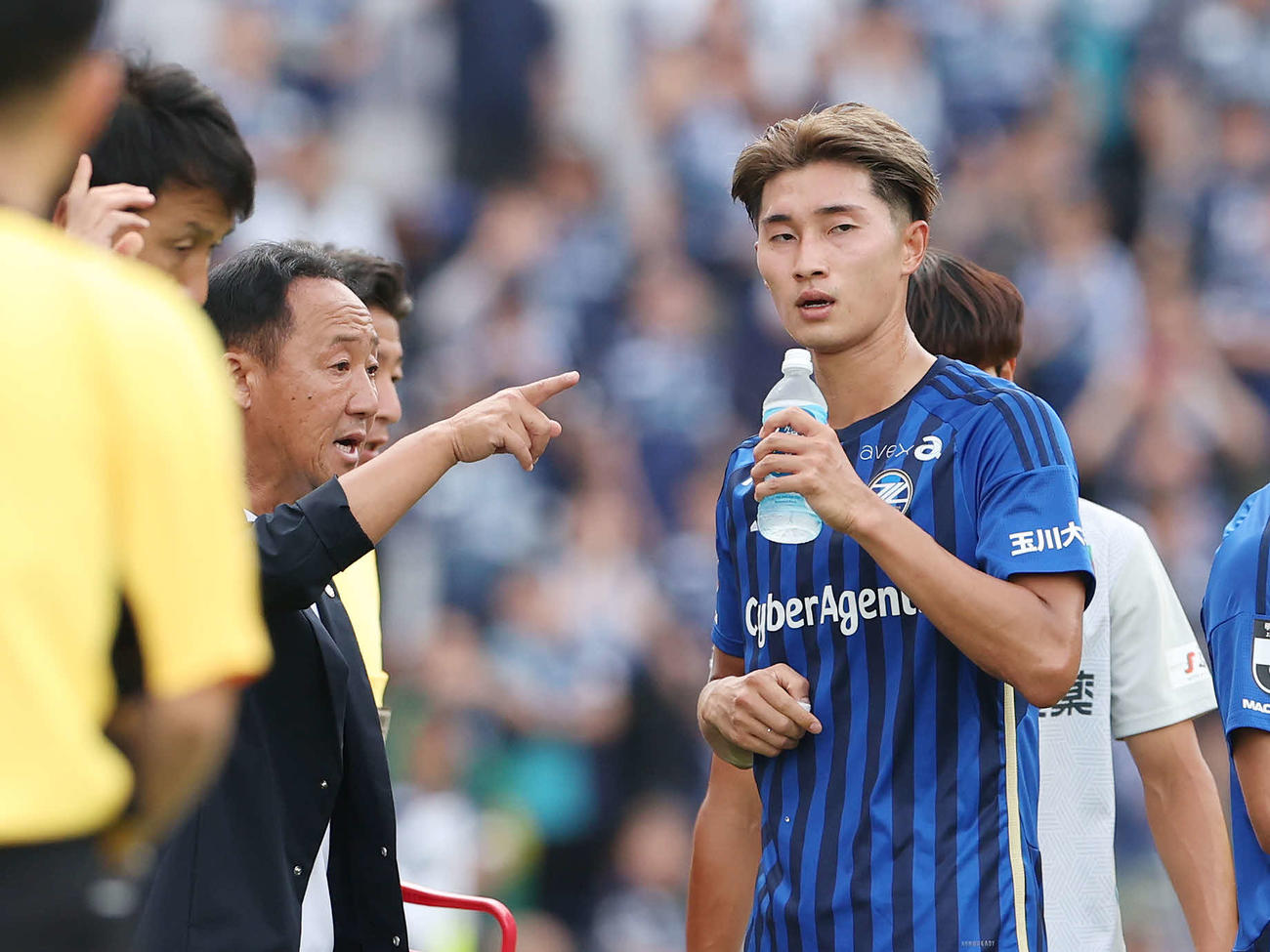 町田対福岡　後半、町田藤尾（右）に指示を出す黒田監督（撮影・宮地輝）