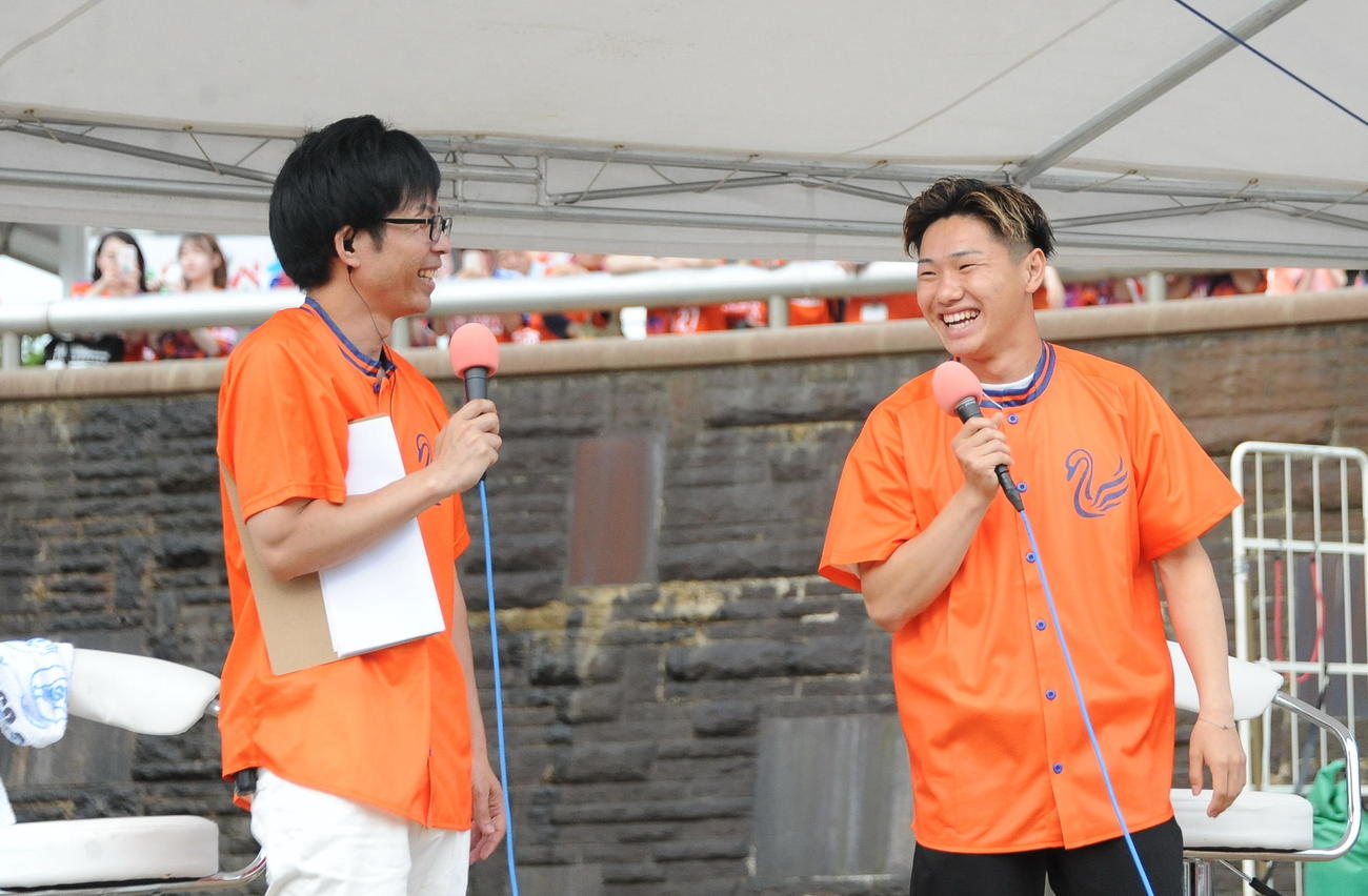 新潟－川崎F戦前、スタジアムの外で行われたトークショーに参加する元新潟三戸（右）