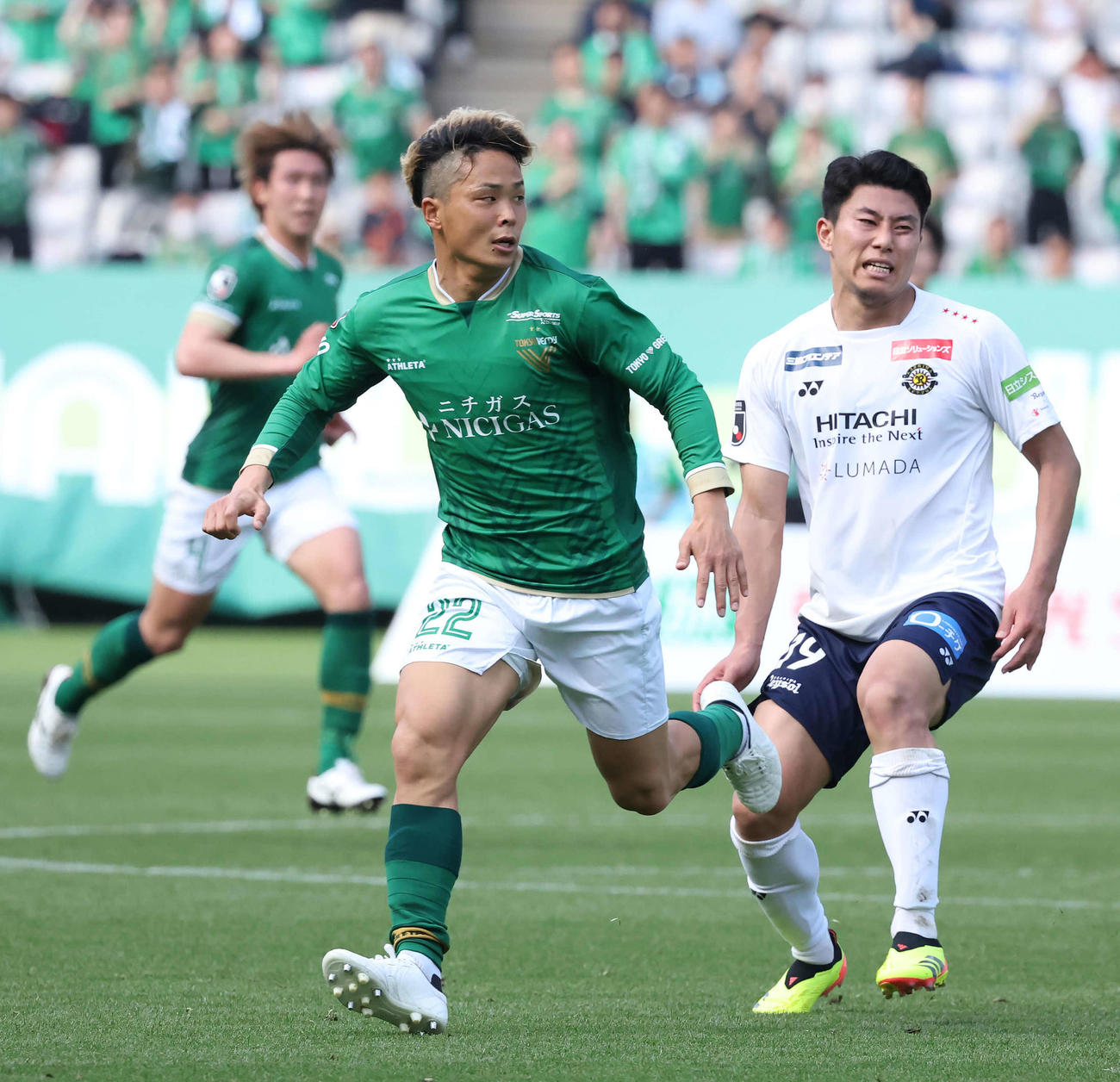 東京V翁長（左）（2024年4月7日撮影）