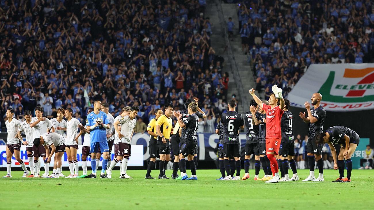 G大阪対神戸　神戸に勝利したG大阪イレブンはガッツポーズをして喜ぶ（撮影・上田博志）