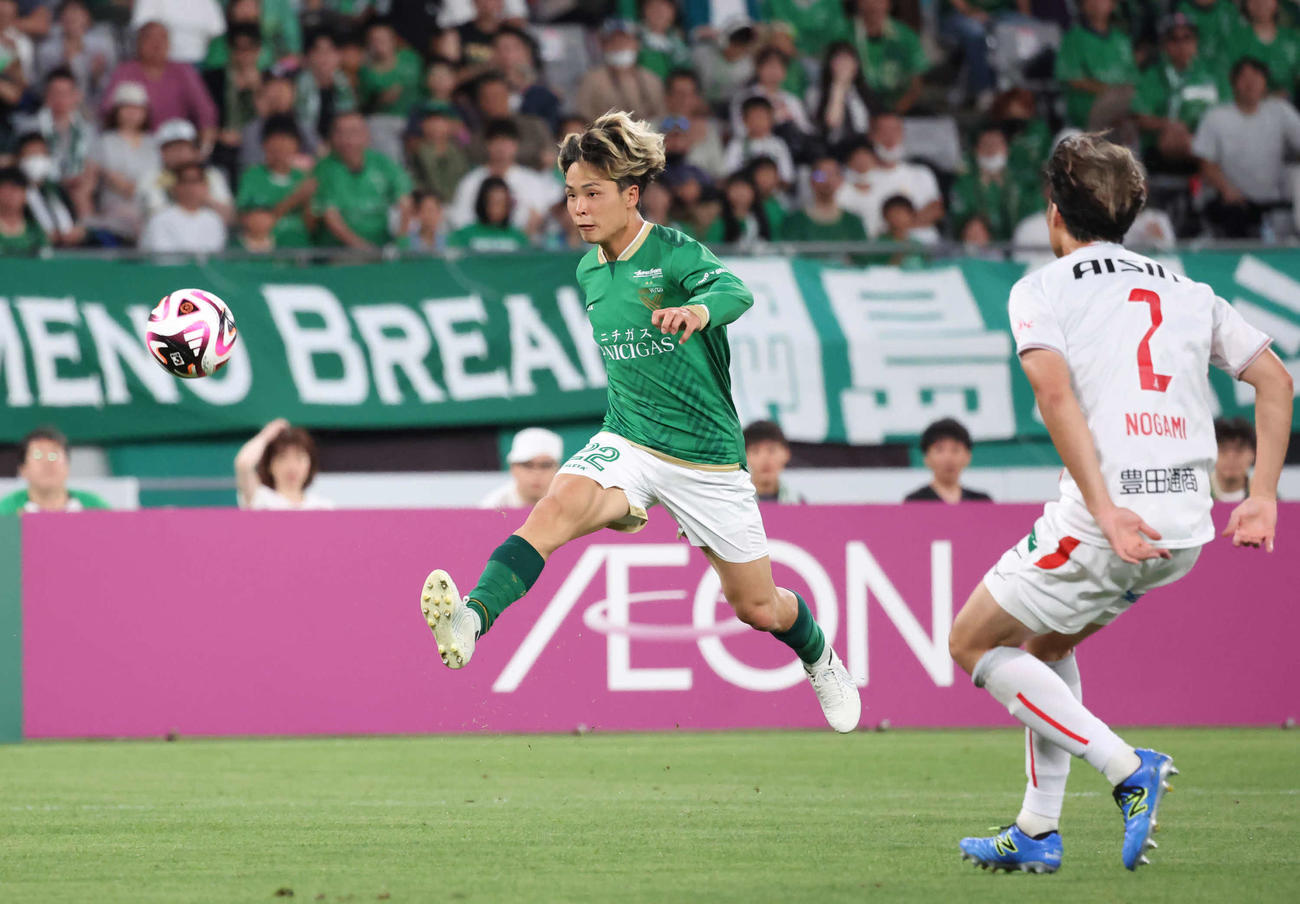 東京V対名古屋　後半、右足でふわりと浮かして先制ゴールを決める東京V翁長（撮影・丹羽敏通）