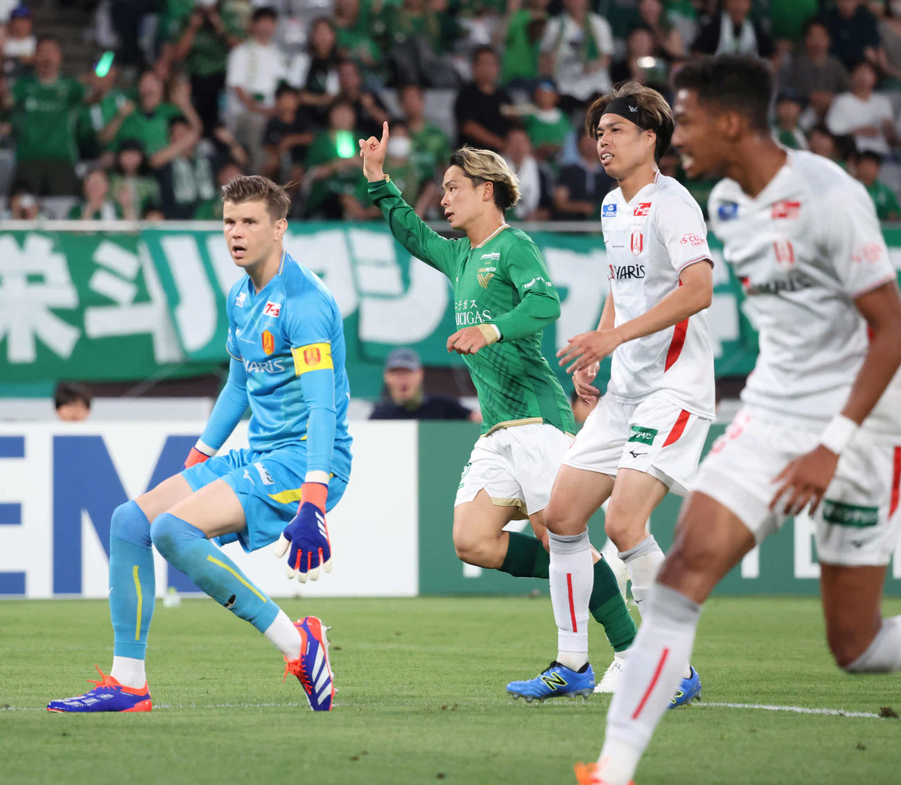 東京V対名古屋　後半、先制ゴールを決めて喜ぶ東京V翁長（左から2人目）。左端は名古屋GKランゲラック（撮影・丹羽敏通）