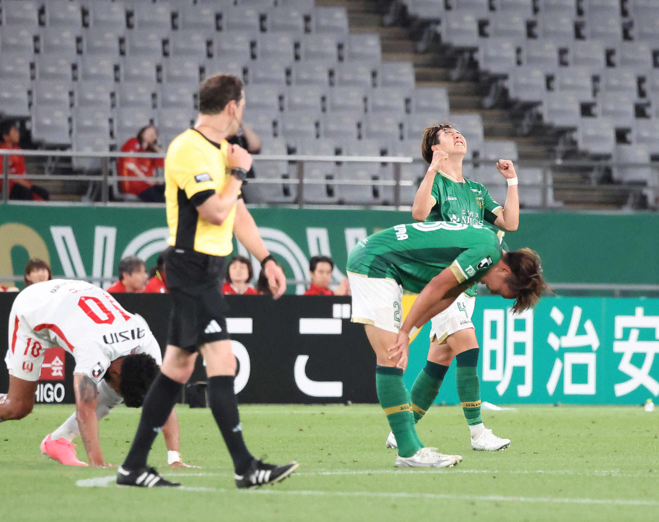 東京V対名古屋　勝利して喜ぶ東京V林（後方右）と崩れ落ちる名古屋パトリック（撮影・丹羽敏通）