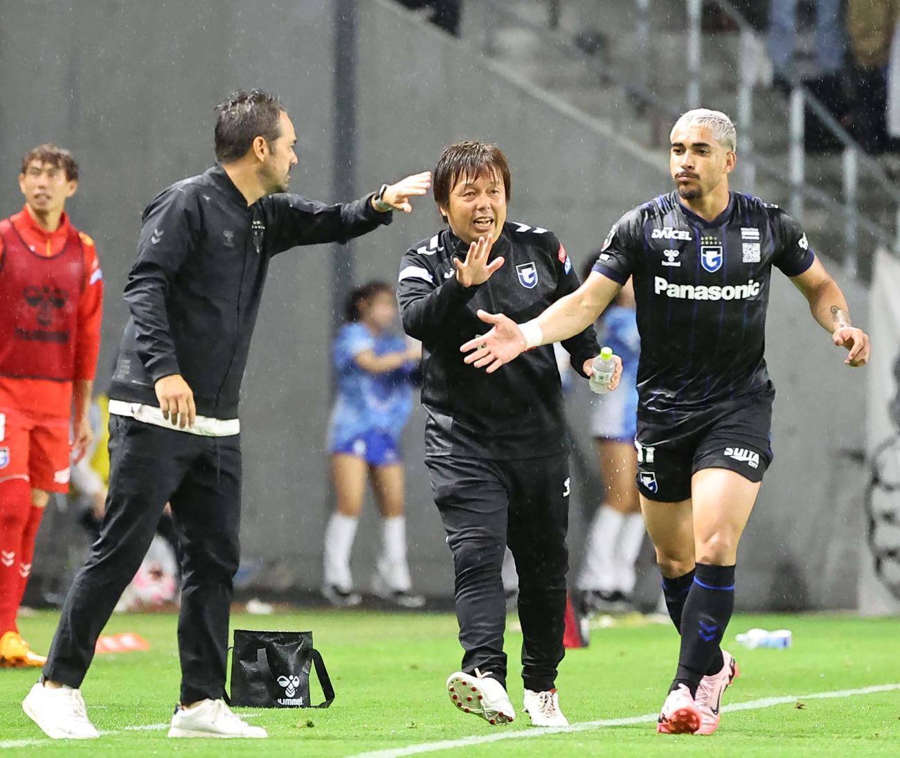 G大阪対神戸　後半、先制ゴールを決めたG大阪ウェルトン（右）はG大阪ポヤトス監督（左）とハイタッチをする（撮影・上田博志）