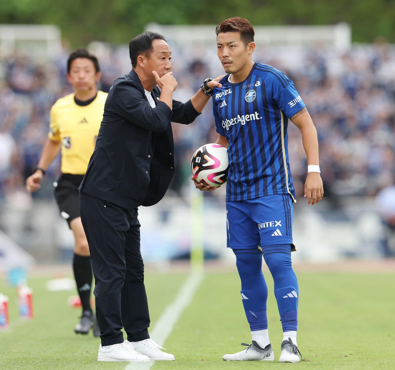 町田対福岡　後半、町田鈴木（右）に指示を伝える黒田監督（撮影・宮地輝）