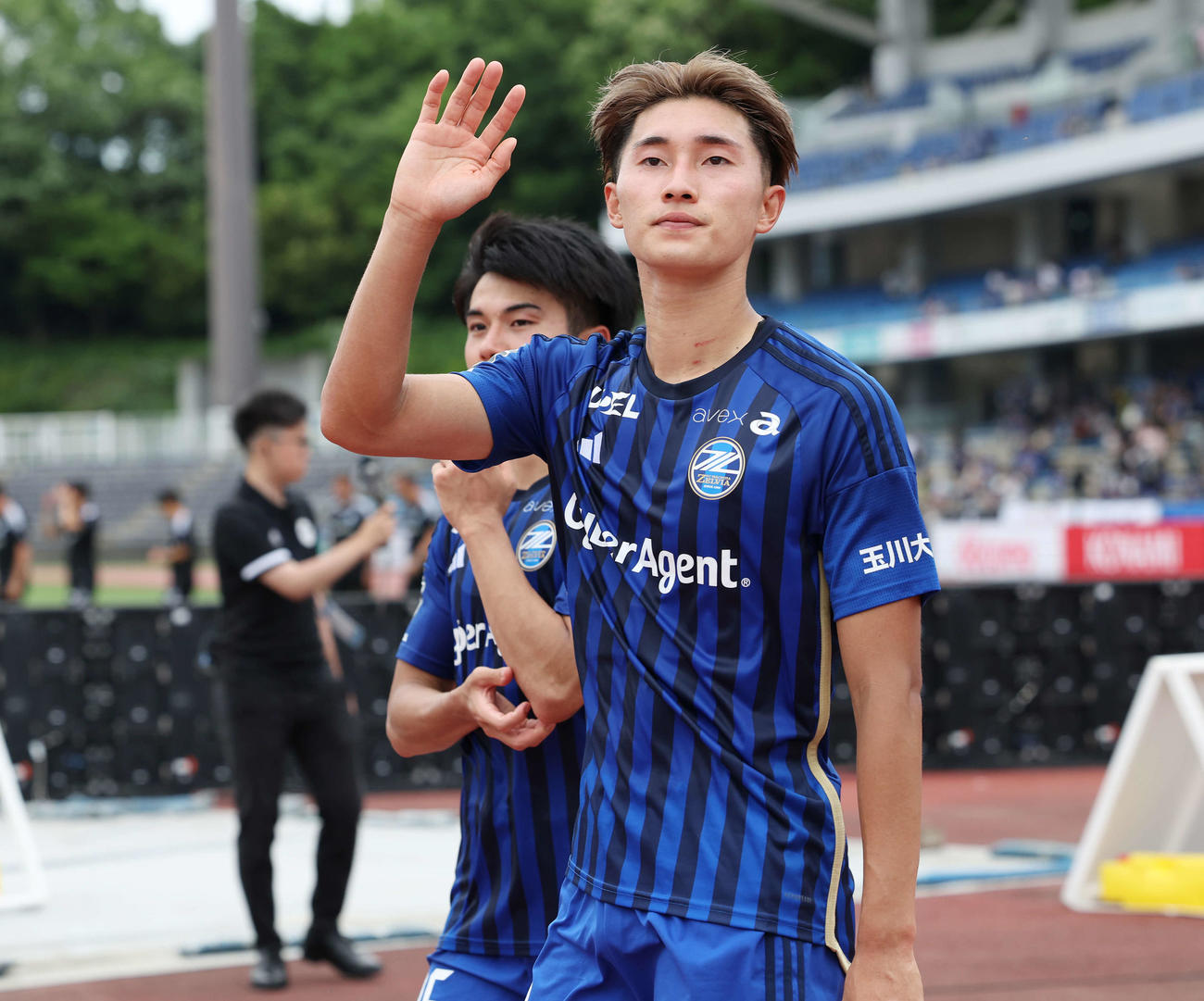 町田対福岡　福岡と引き分けた町田藤尾はサポーターに手を振る（撮影・宮地輝）