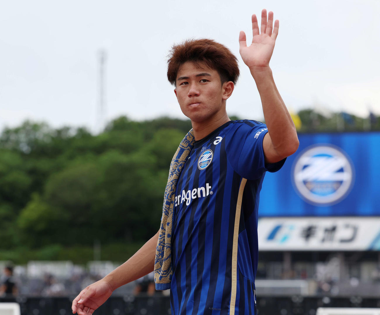 町田対福岡　福岡と引き分けた町田平河はサポーターに手を振る（撮影・宮地輝）