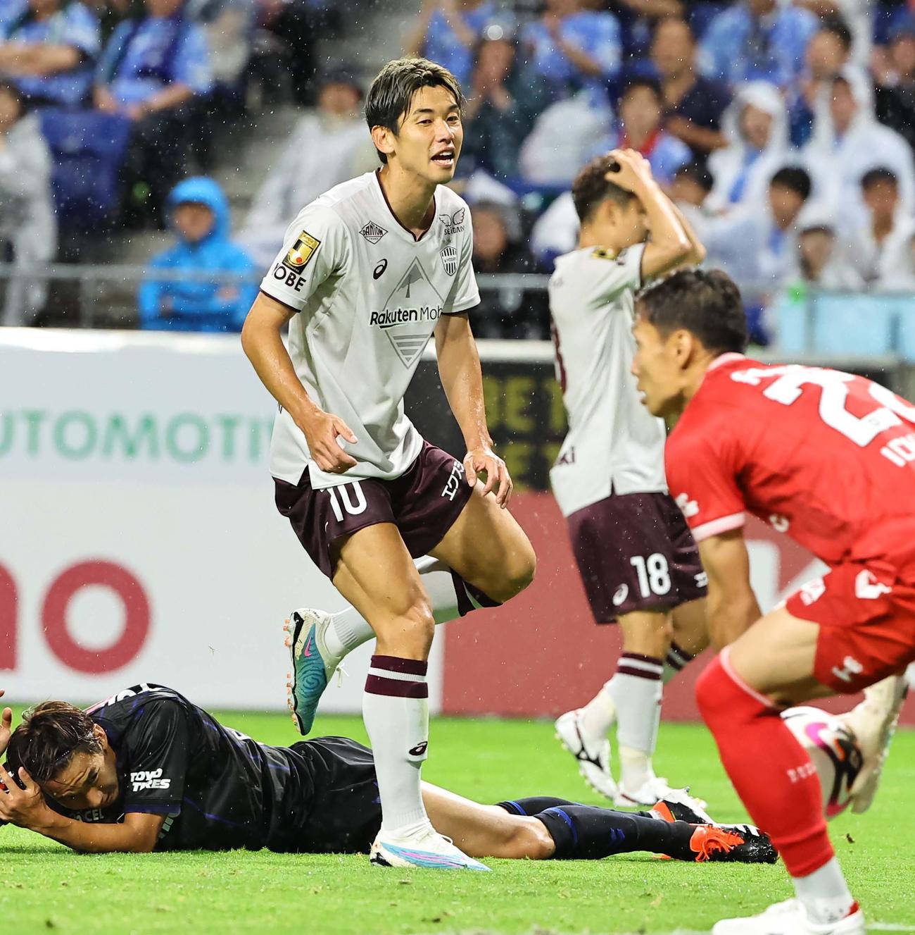 G大阪対神戸　後半、神戸大迫（中央）はシュートを放つもゴールはならず（撮影・上田博志）