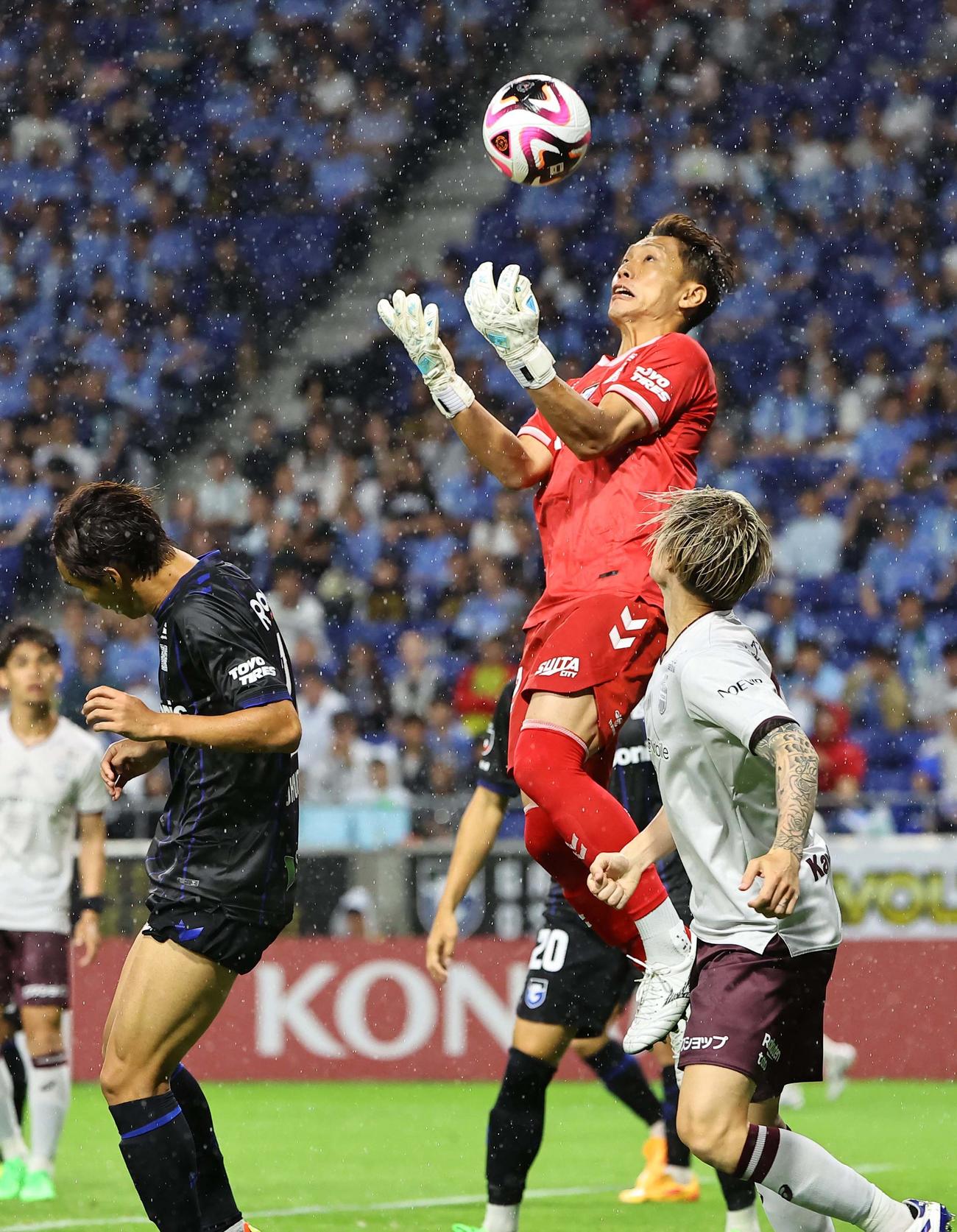 G大阪対神戸　後半、神戸酒井のヘディングシュートを受けるG大阪GK一森（撮影・上田博志）
