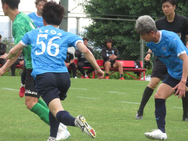 アグレッシブな動きを披露するカズ（右）。中央のベンチ座っているのは横浜FC中村俊輔コーチ
