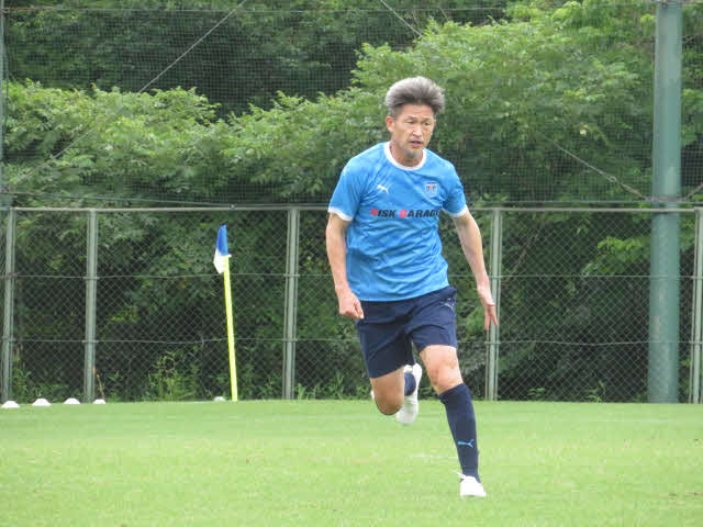 ボール目がけてダッシュするカズ