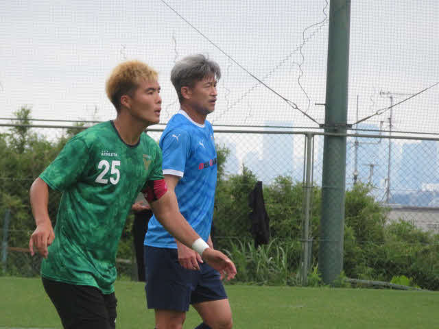 カズをマークする東京VのDF山田裕翔（左）