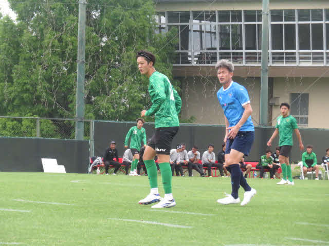 東京Vとの練習試合に出場したカズ。左は39歳差の東京Vの高校生プロ山本丈偉