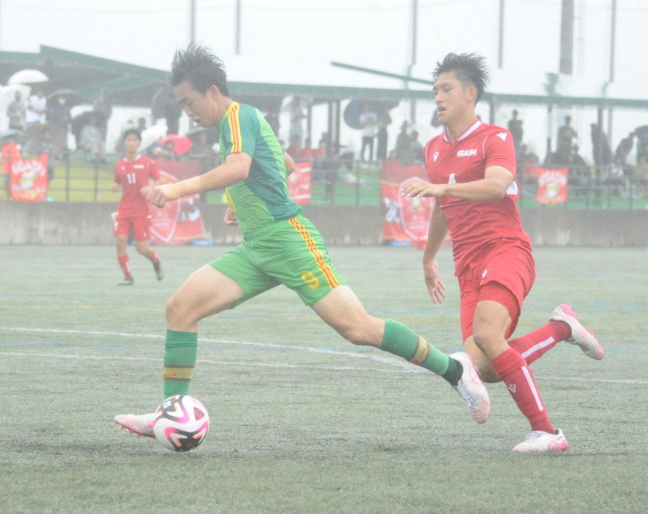 左足でシュートを放つ帝京長岡・新納（左）