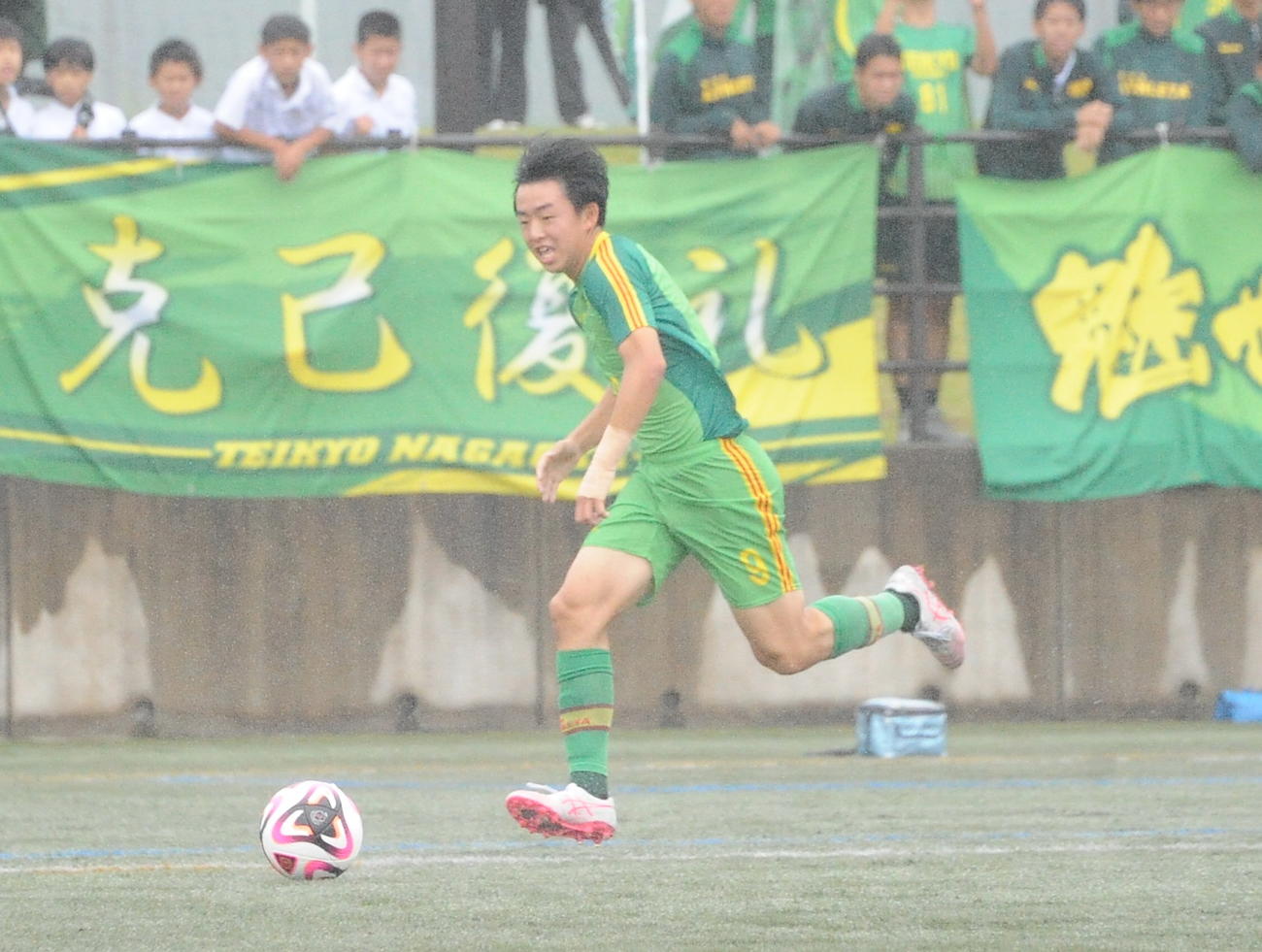 右サイドを抜け出す帝京長岡・新納