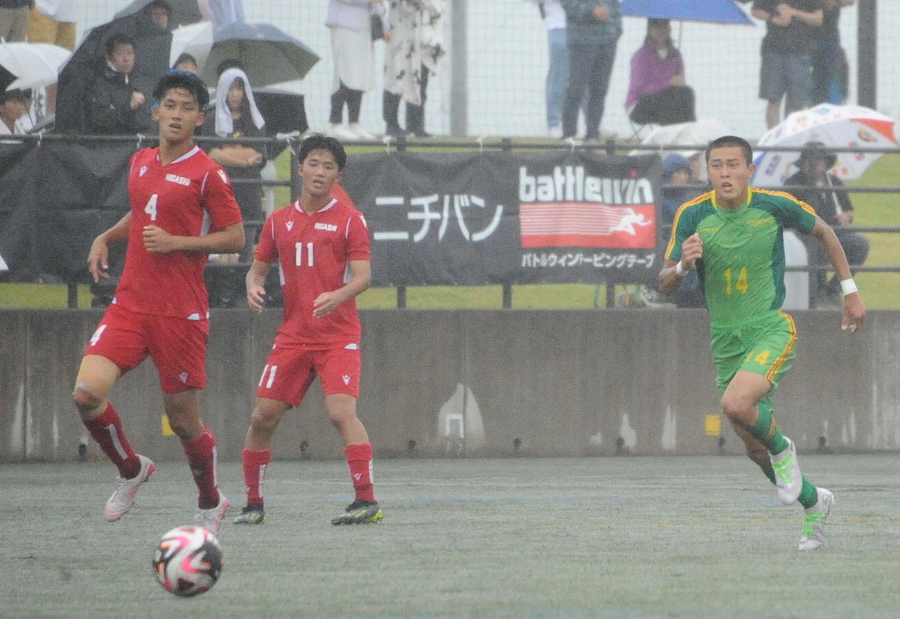 前線から激しくボールを追う帝京長岡・安野（右）