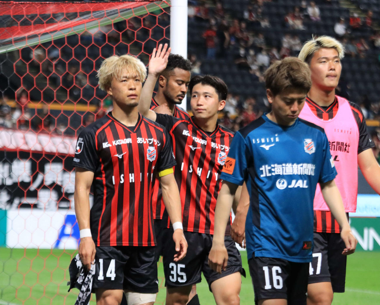 試合後サポーターへのあいさつを終えて移動する札幌駒井（左端）＝2024年6月23日（撮影・保坂果那）