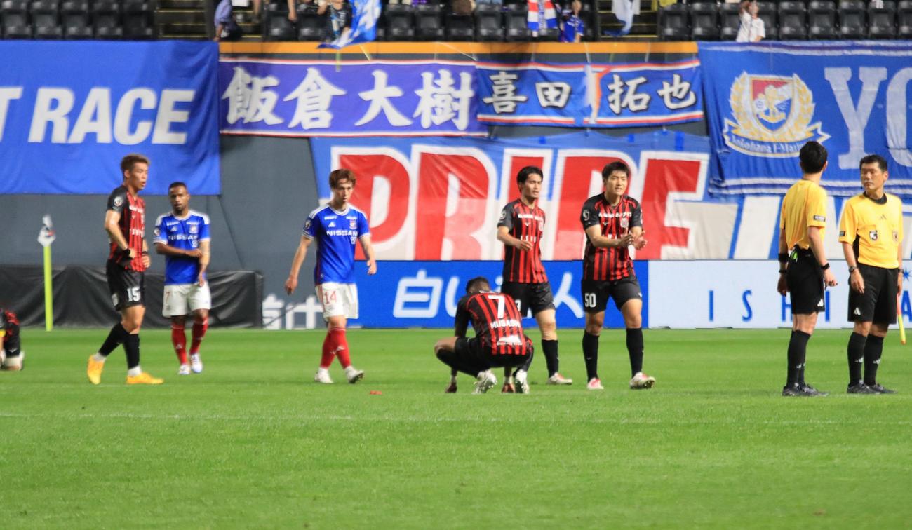 敗戦してしゃがみ込む札幌鈴木（中央）（撮影・保坂果那）