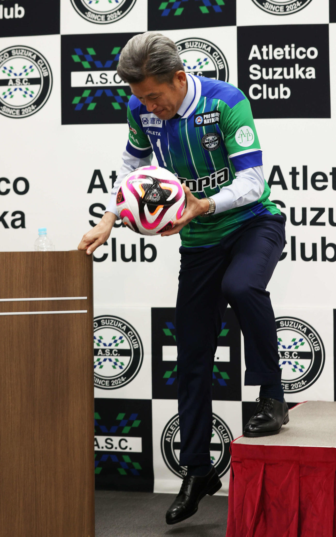 アトレチコ鈴鹿への期限付き移籍を発表したカズは慎重に舞台から降りる（撮影・水谷安孝）