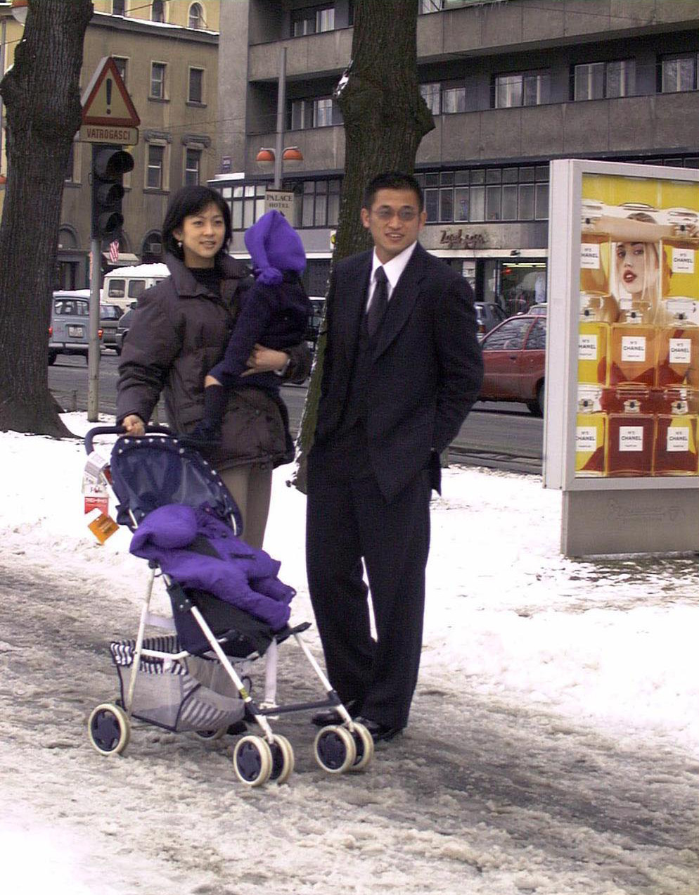 理佐子夫人、長男・良太君とともにザグレブ市街を歩くクロアチアザグレブのカズ（三浦知良）（1999年2月11日）