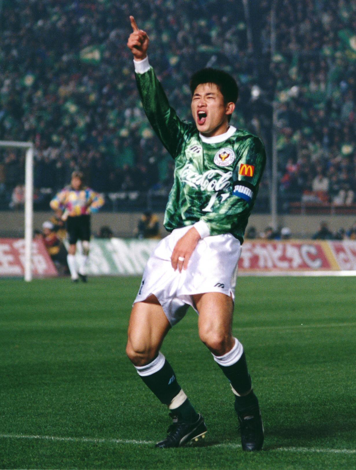 93年12月、川崎対浦和　ゴールを決めカズダンスをするV川崎カズ