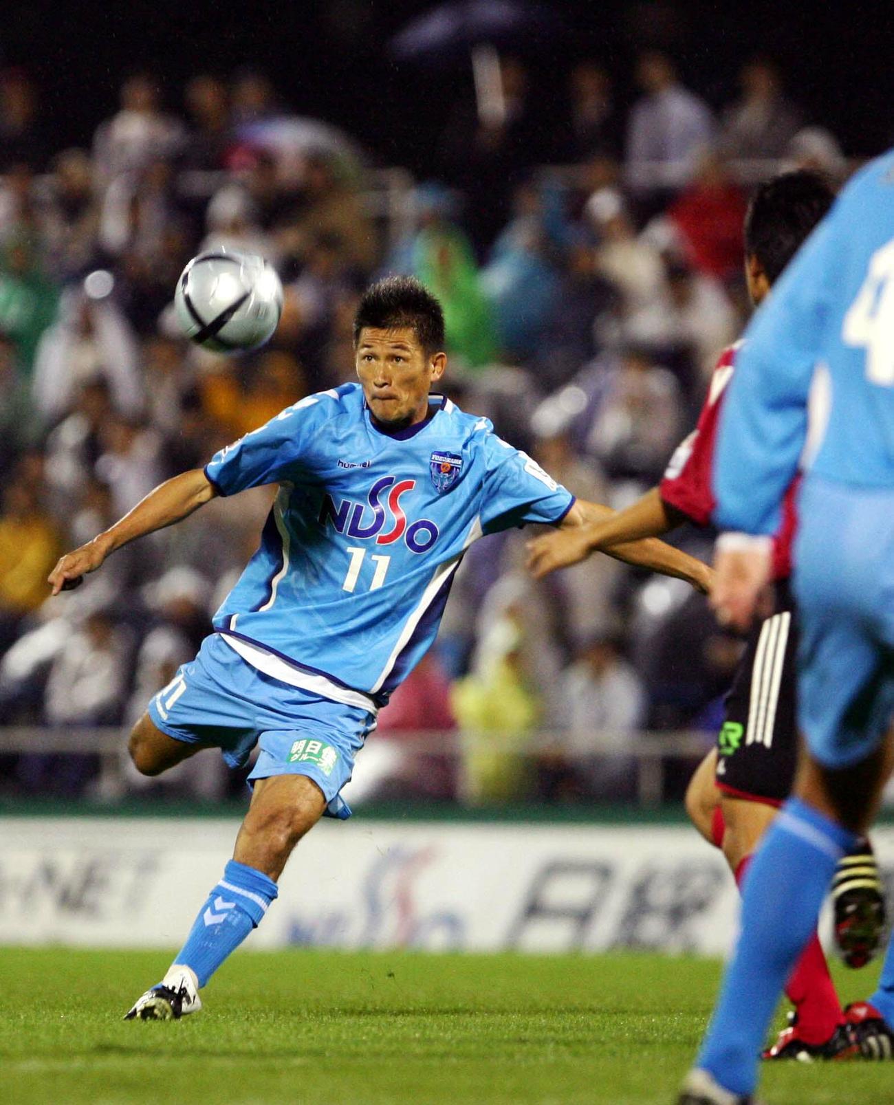 横浜FC対札幌　前半、ゴール正面からシュートを放つ三浦知良（カズ）（2005年10月05日）