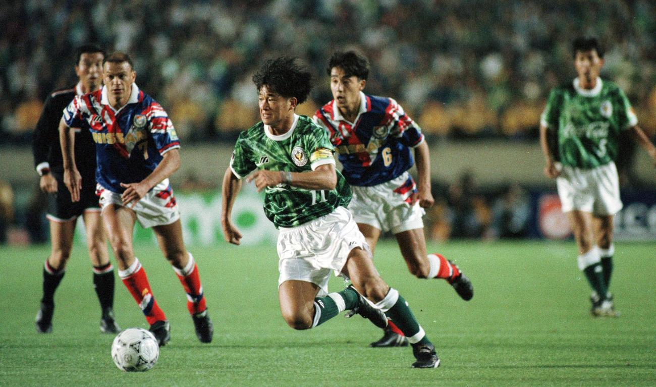 93年5月15日、Jリーグ開幕戦の横浜M戦でボールを追うV川崎のカズ（中央）