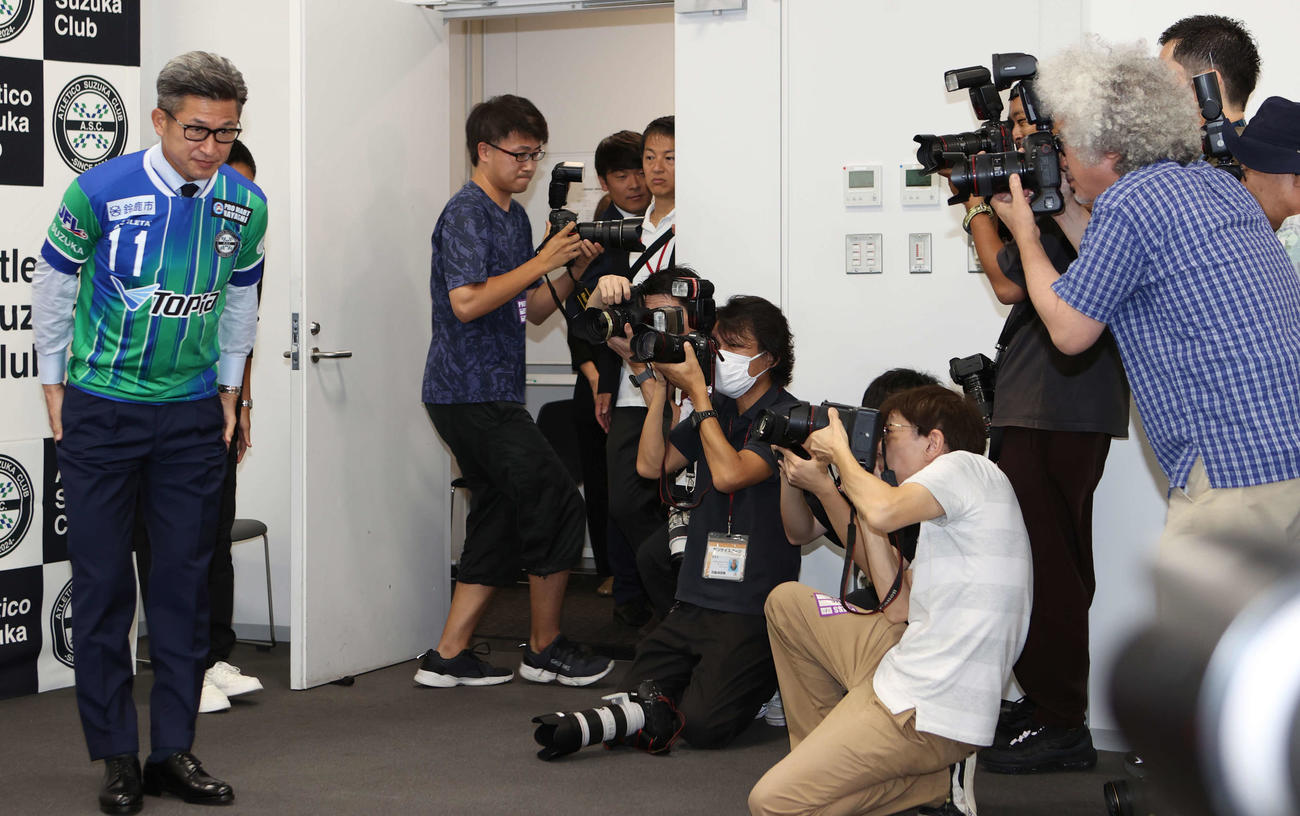 アトレチコ鈴鹿への期限付き移籍を発表したカズは会見を終えると深々とお辞儀をし会場を出る（撮影・水谷安孝）