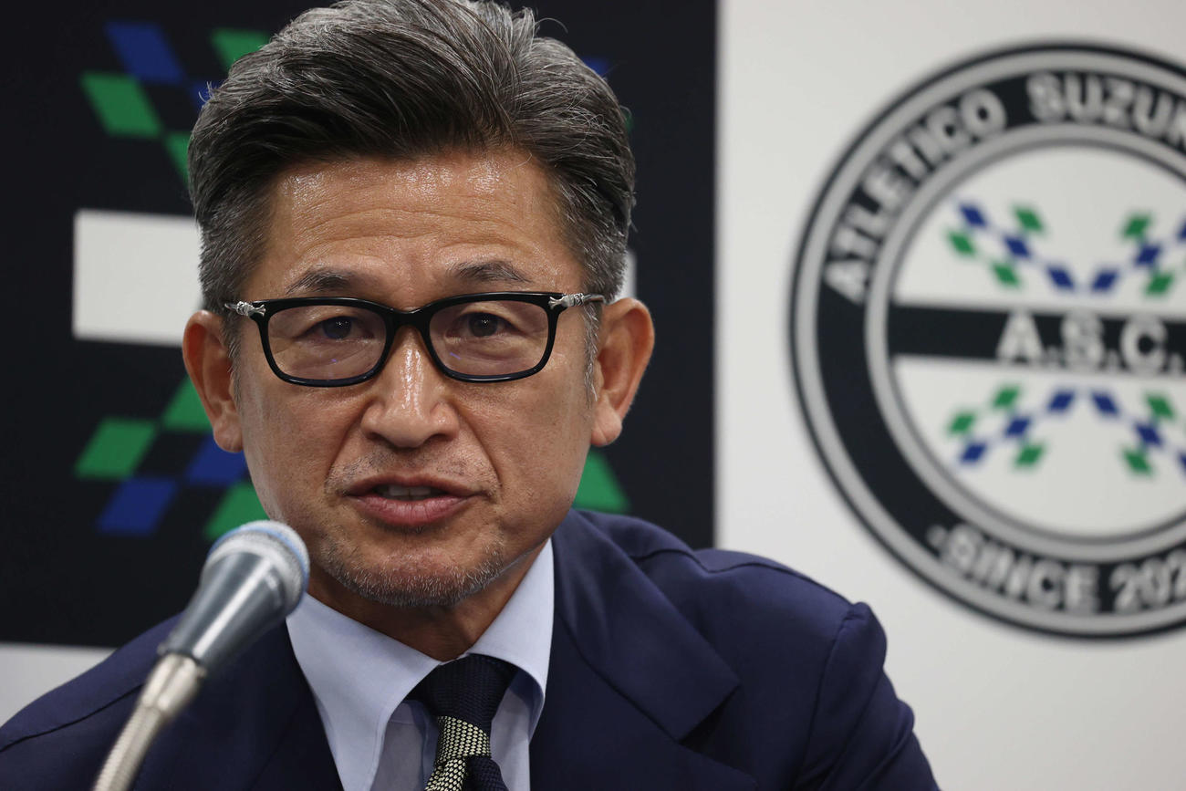 アトレチコ鈴鹿への期限付き移籍を発表するカズ（撮影・水谷安孝）