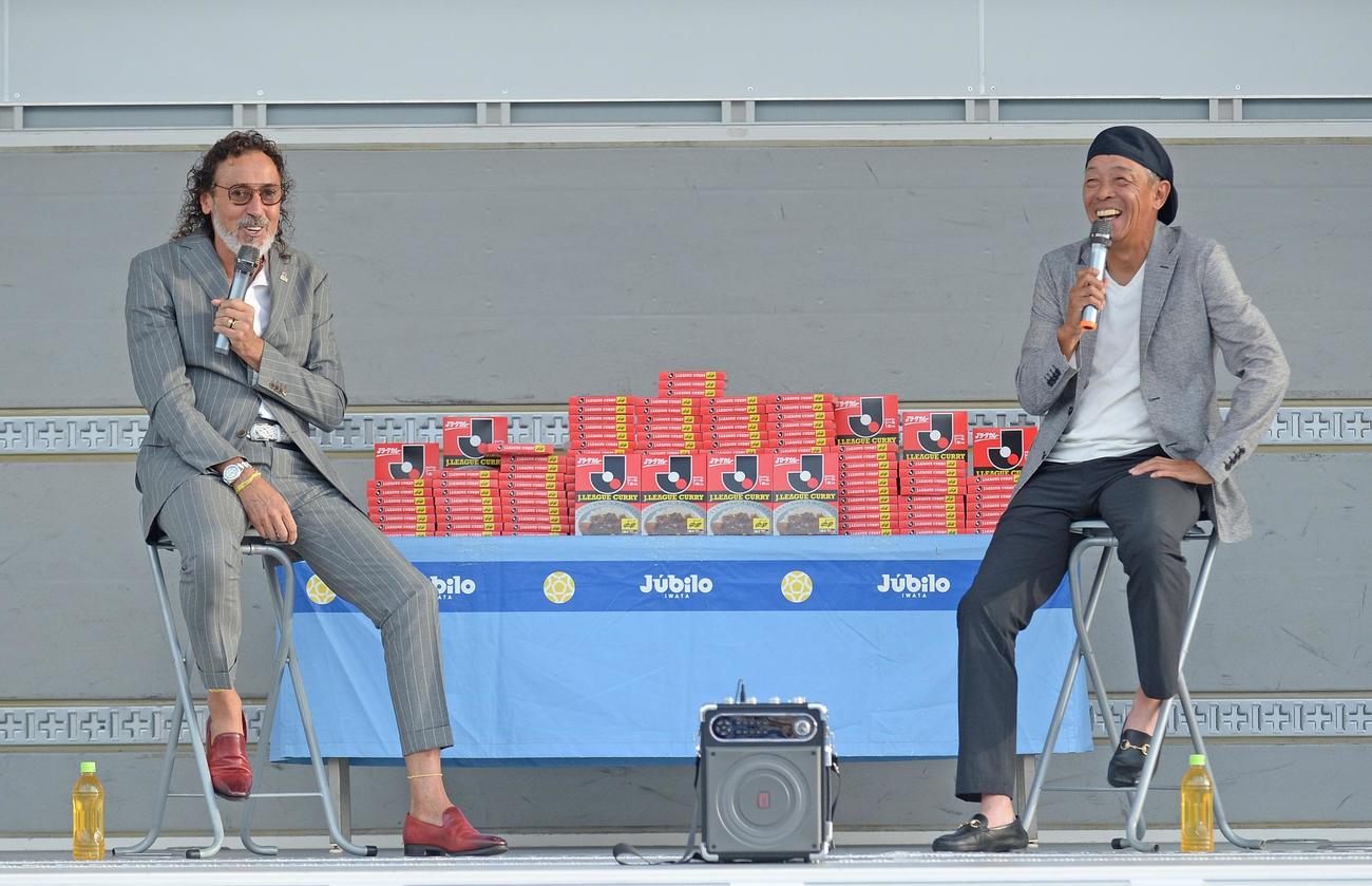 トークショーで会場を盛り上げるラモス氏（左）と吉田氏
