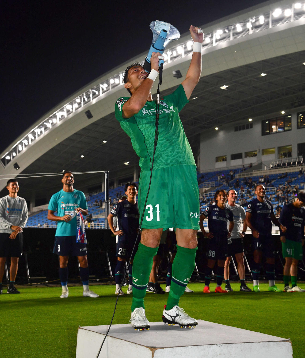 福岡対横浜　横浜に勝利し、拡声器を手にガッツポーズする福岡GK村上（撮影・岩下翔太）