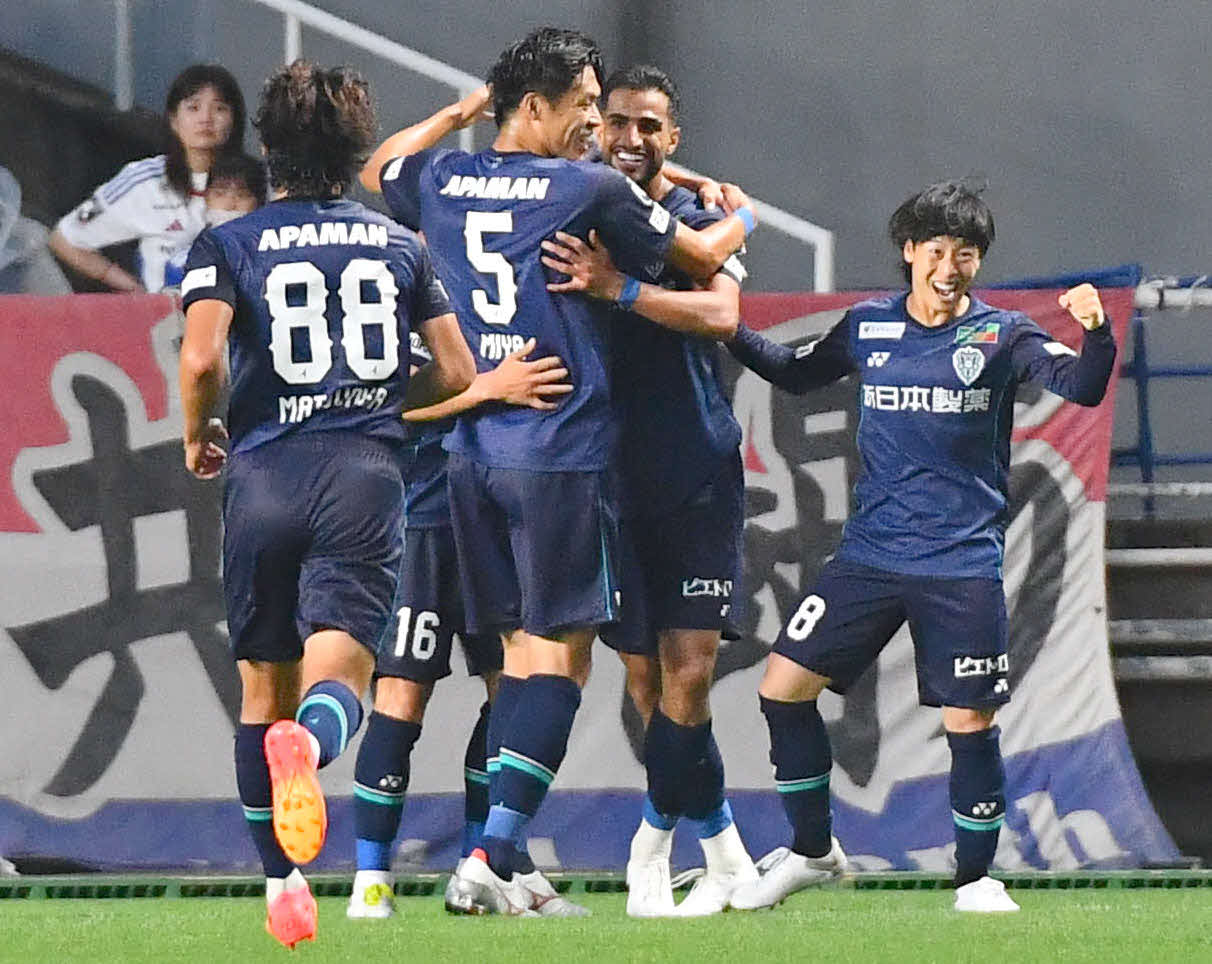 福岡対横浜　前半、シャハブ・ザへディ（右から2人目）が先制ゴールを決め、抱き合って喜ぶ福岡イレブン（撮影・岩下翔太）