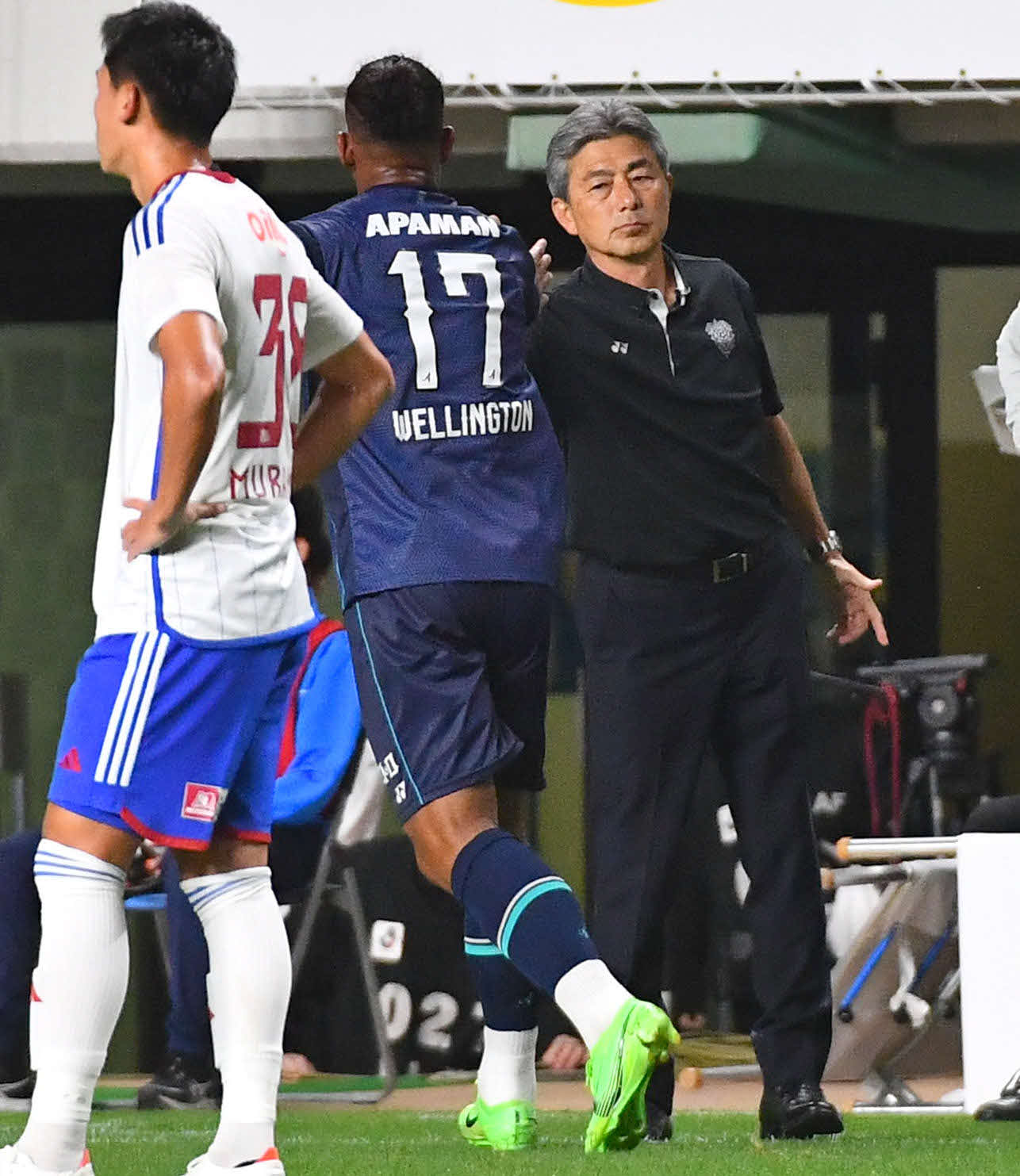 福岡対横浜　後半、ゴールを決めた福岡ウェリントン（左から2人目）とタッチを交わす長谷部監督（撮影・岩下翔太）