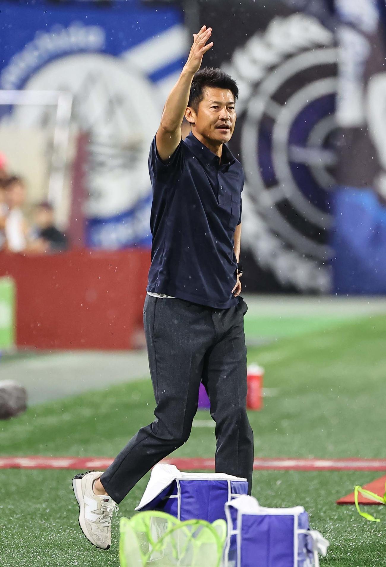 神戸対町田　戦況を見守る神戸吉田監督（撮影・上田博志）