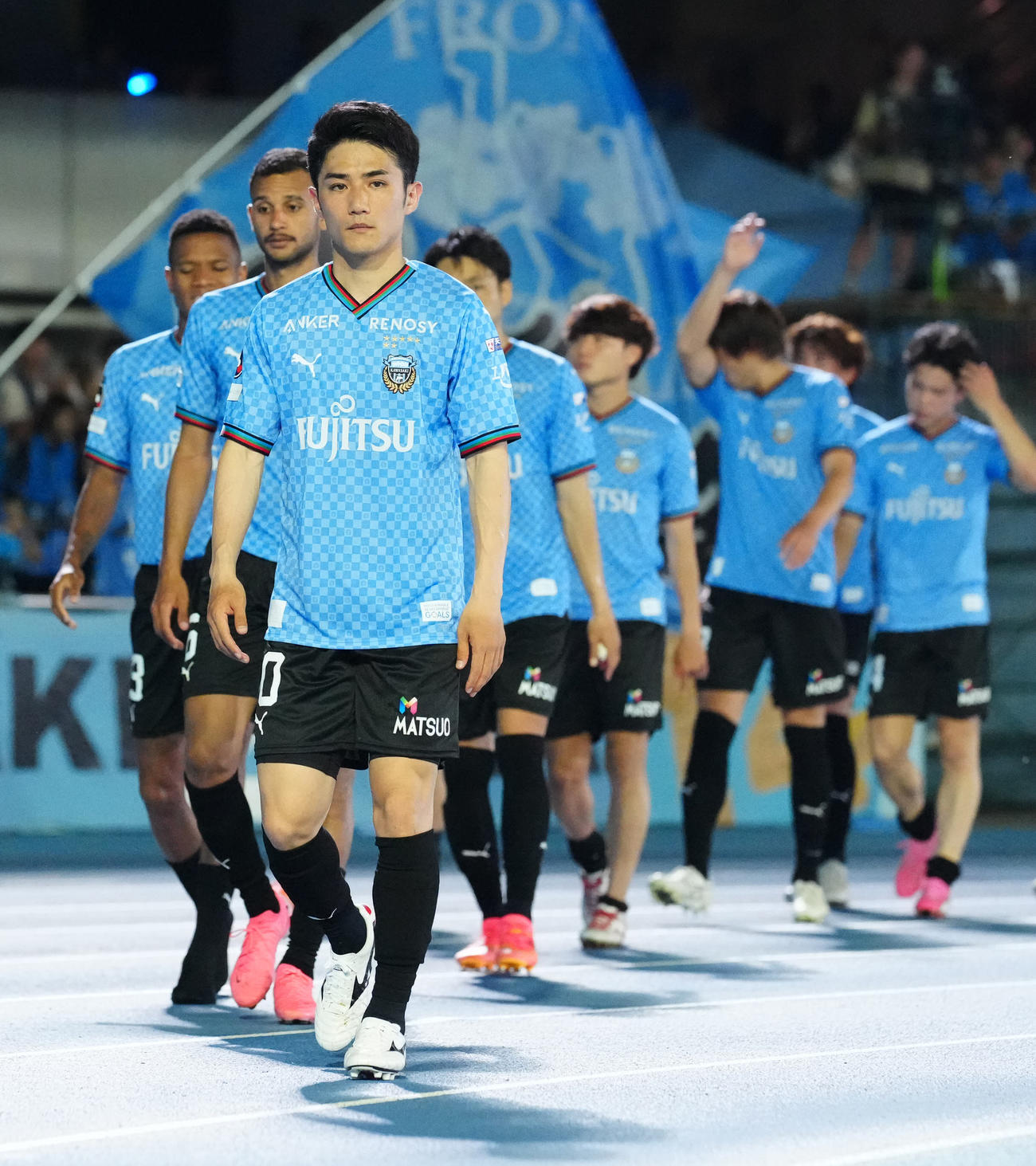 川崎F対湘南　試合後、サポーターへのあいさつで場内1周する大島（手前）ら川崎Fの選手たち（撮影・江口和貴）