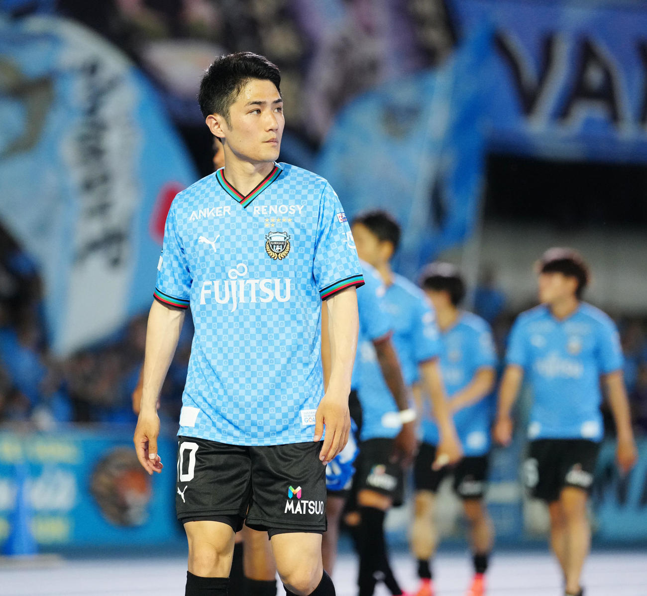 川崎F対湘南　試合後、サポーターへのあいさつで場内1周する川崎F大島（撮影・江口和貴）