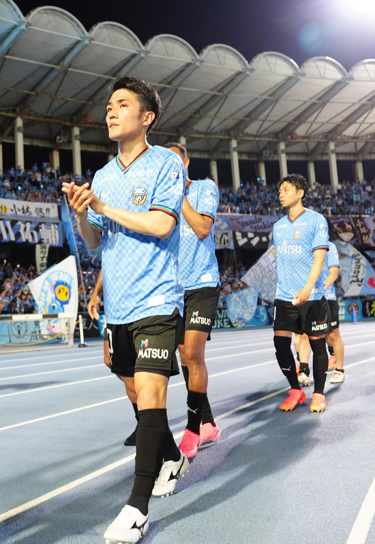 川崎F対湘南　試合後、サポーターへのあいさつで場内1周する川崎F大島（左）（撮影・江口和貴）