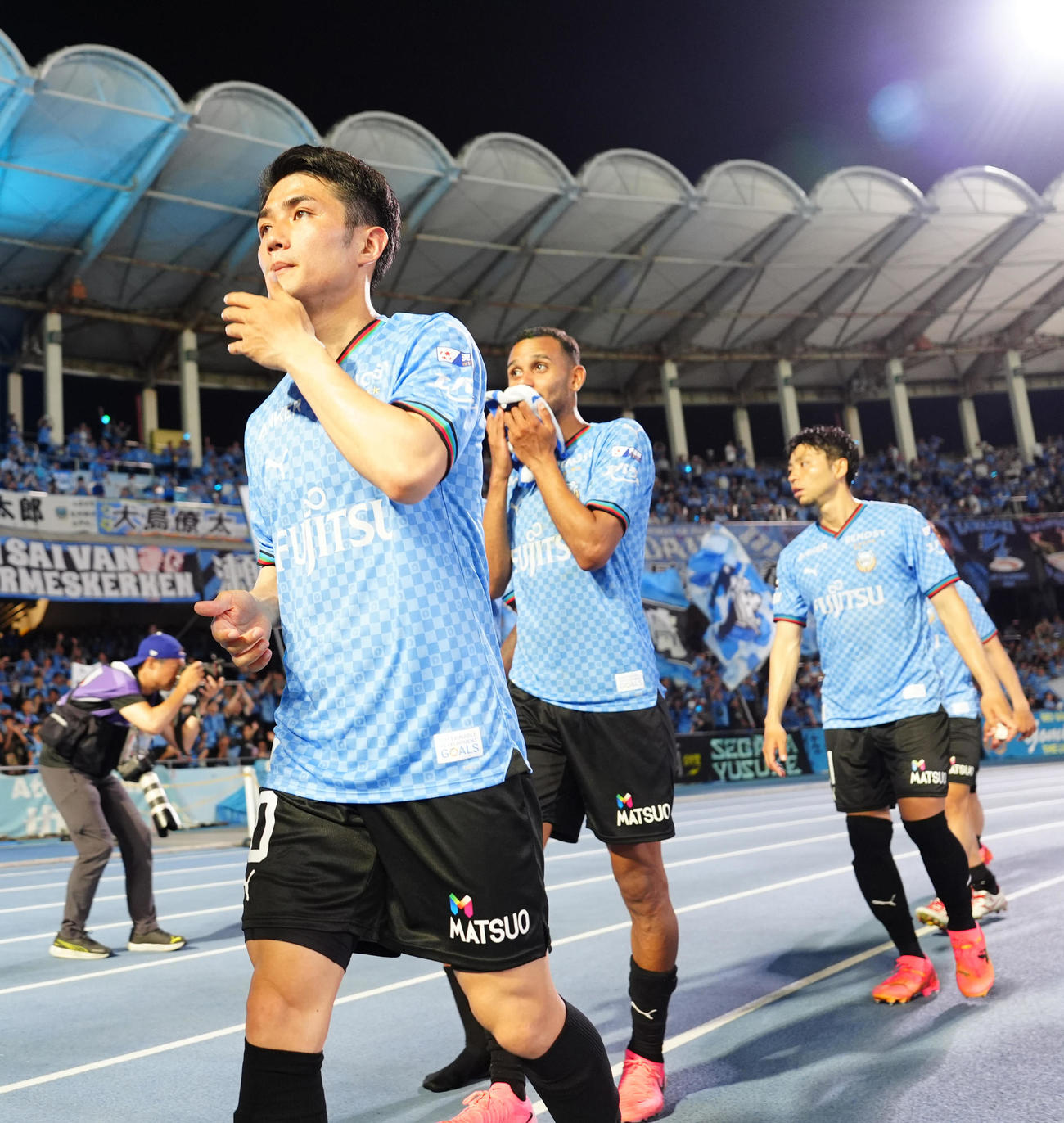 川崎F対湘南　試合後、サポーターへのあいさつで場内1周する川崎F大島（左）（撮影・江口和貴）