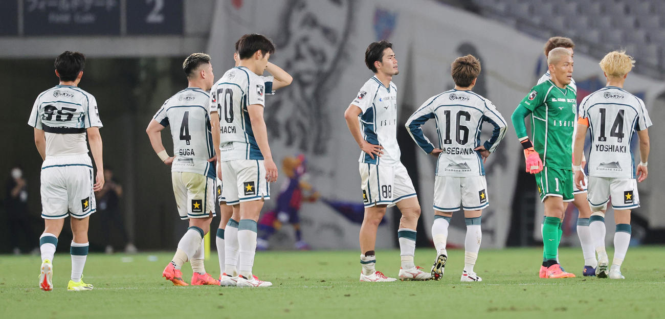 東京対札幌　0－1で敗れがっくりする札幌イレブン（撮影・野上伸悟）