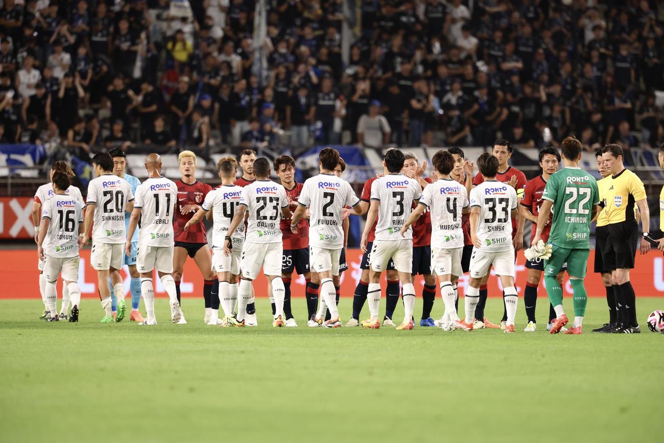 鹿島対G大阪　引き分けるG大阪（手前）と鹿島（撮影・河田真司）